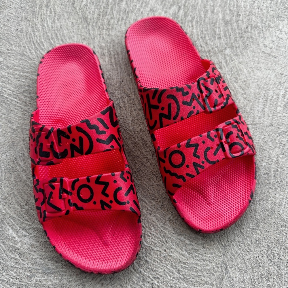 Freedom Moses Red & Black Memphis Pattern Sandals Slides 38 39